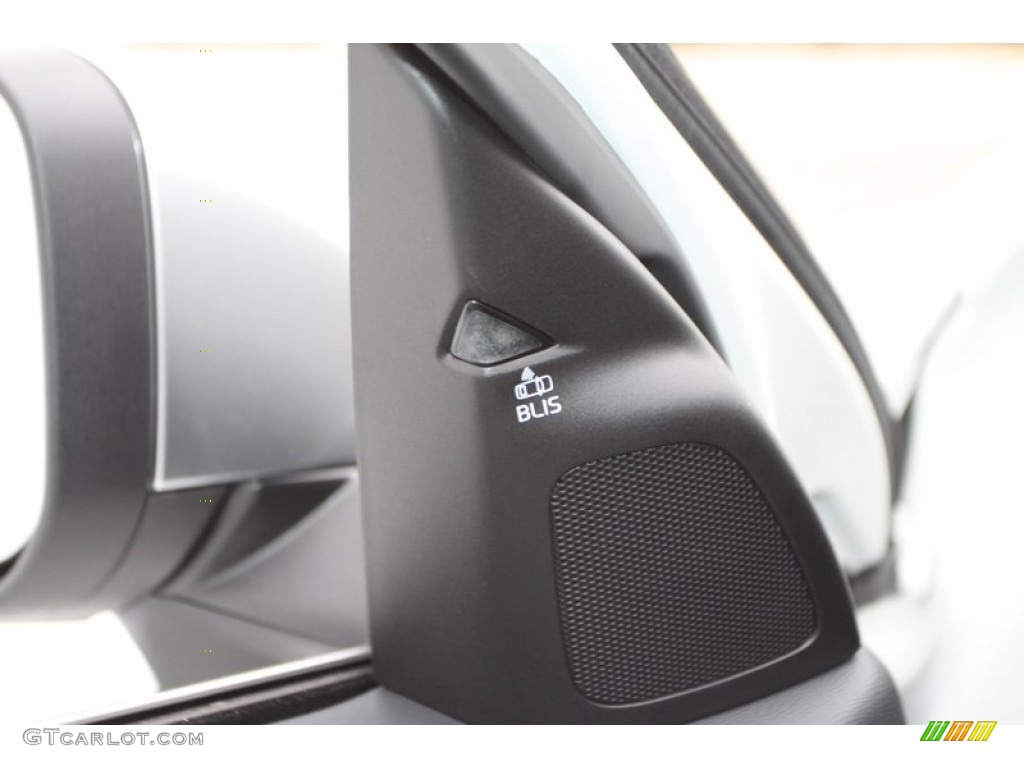 2013 S60 R-Design AWD - Ice White / R Design Black photo #32
