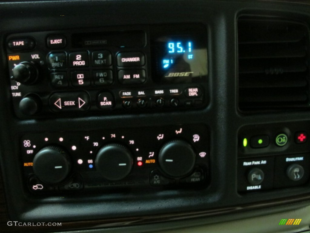 2002 Cadillac Escalade AWD Controls Photo #77589670