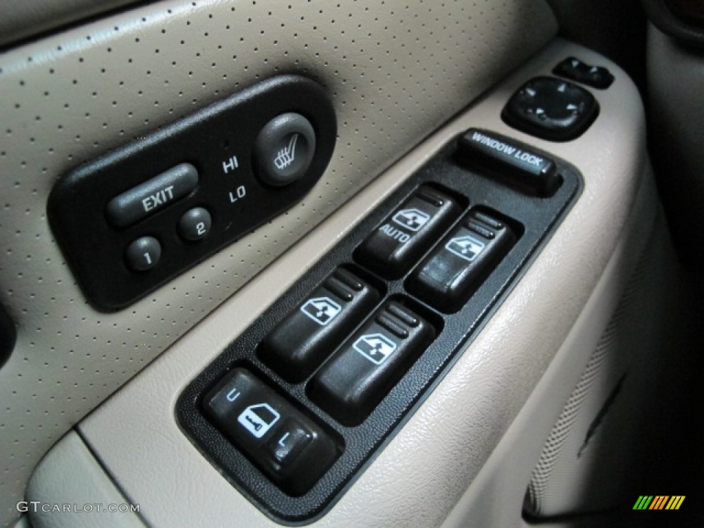 2002 Cadillac Escalade AWD Controls Photo #77589840