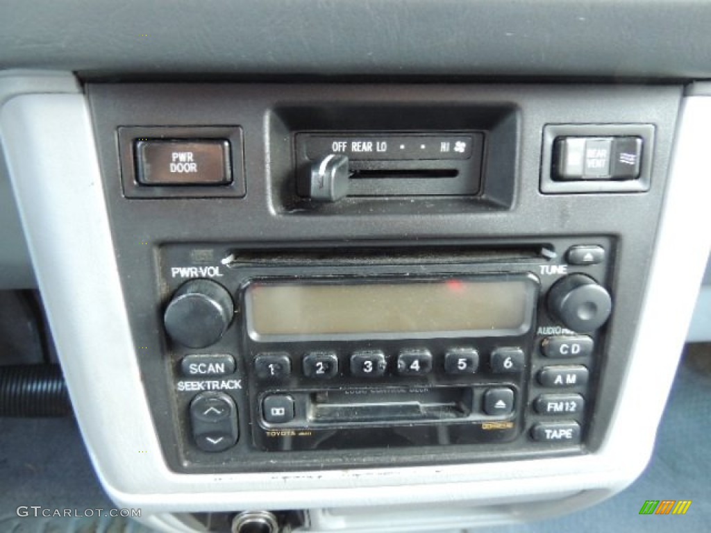 2000 Toyota Sienna LE Audio System Photos