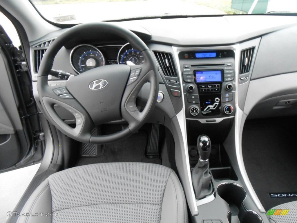 2013 Hyundai Sonata SE Gray Dashboard Photo #77593989
