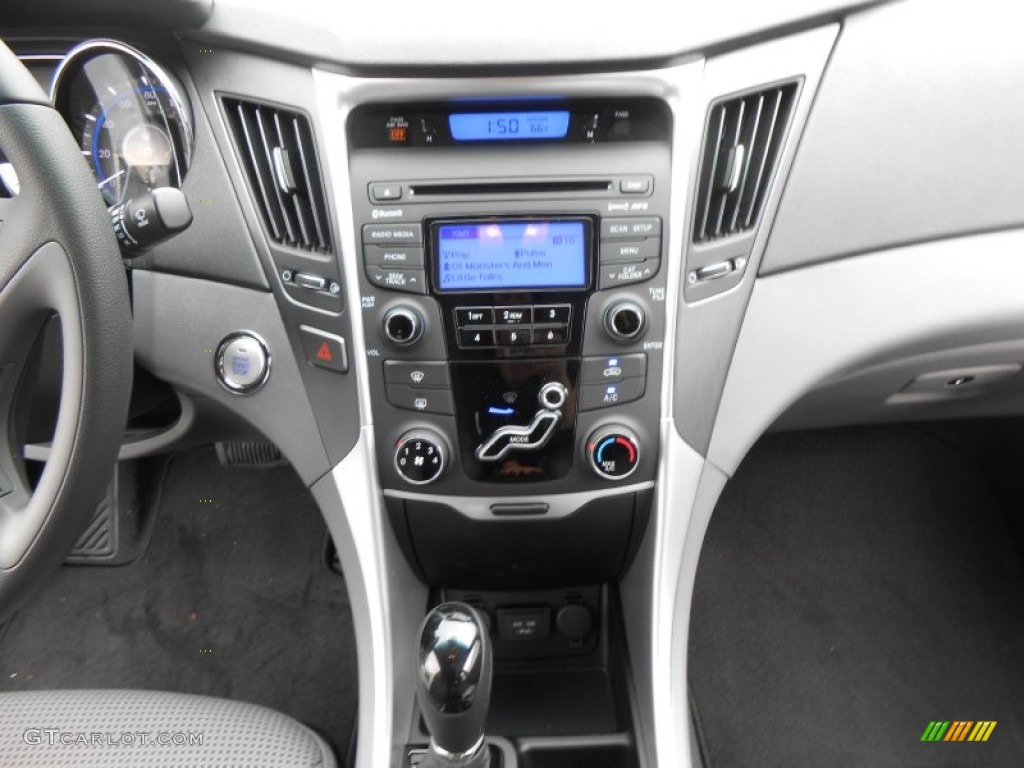 2013 Hyundai Sonata SE Controls Photo #77594011