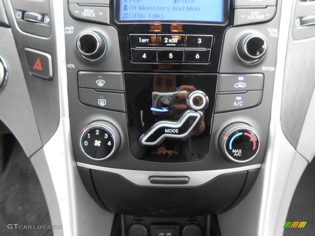2013 Hyundai Sonata SE Controls Photo #77594067