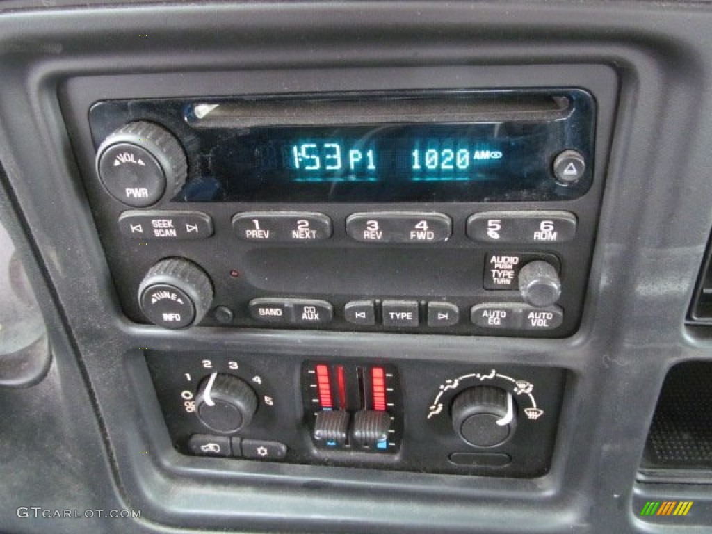 2007 Chevrolet Silverado 1500 Classic LS Extended Cab 4x4 Controls Photo #77594109