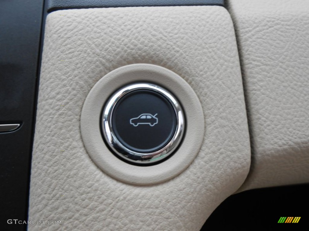 2013 Ford Taurus SEL Controls Photo #77597556