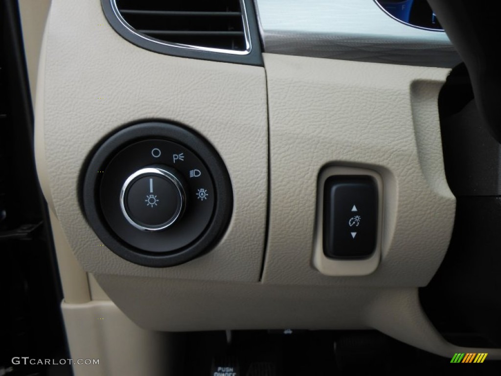 2013 Ford Taurus SEL Controls Photo #77597643