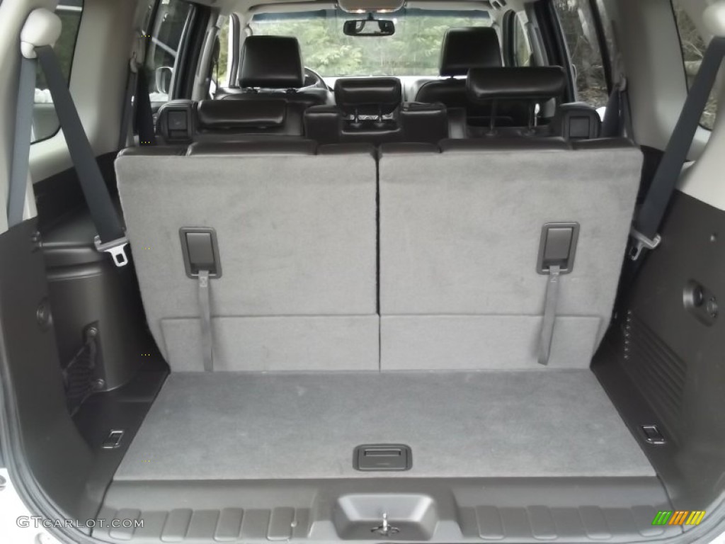 2006 Nissan Pathfinder LE 4x4 Trunk Photos