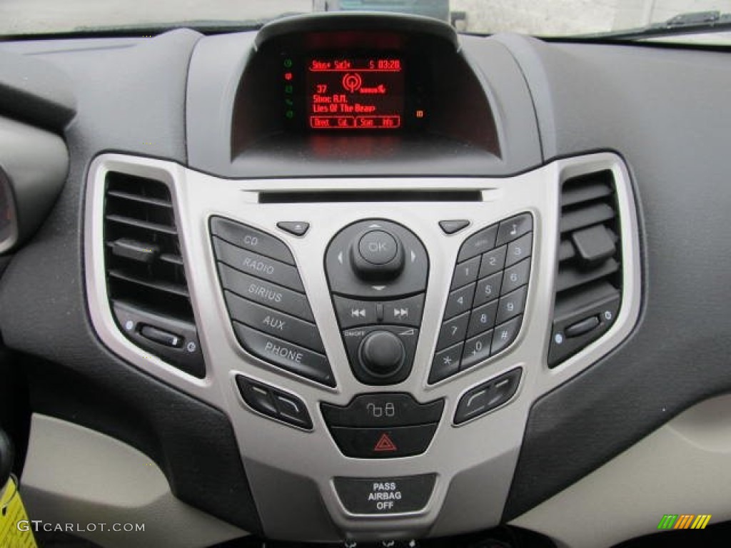 2011 Ford Fiesta SE Hatchback Controls Photo #77605179