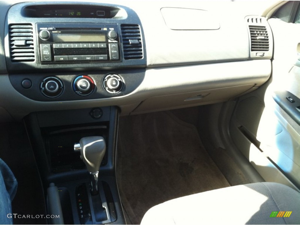 2005 Camry LE - Aspen Green Pearl / Gray photo #10
