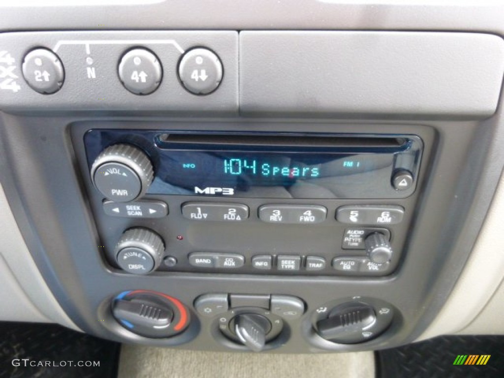 2005 Chevrolet Colorado LS Extended Cab 4x4 Controls Photo #77608734
