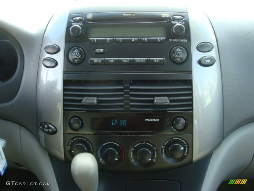 2008 Toyota Sienna LE Controls Photo #77609871