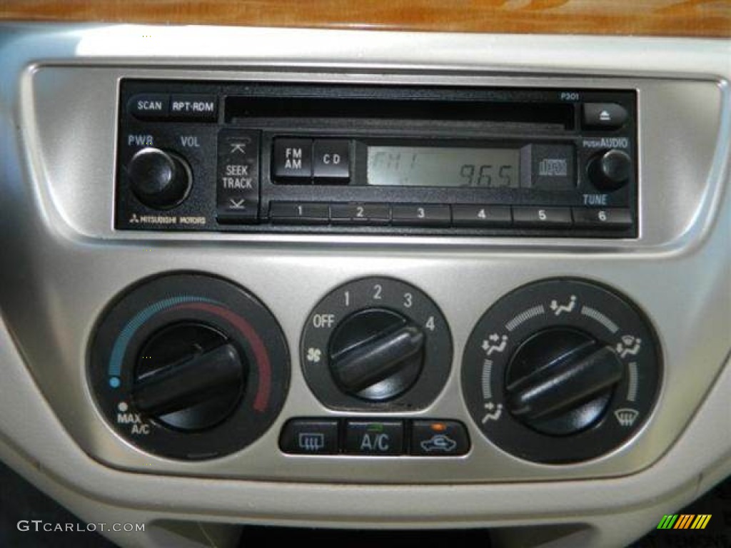 2004 Mitsubishi Lancer ES Controls Photo #77619371