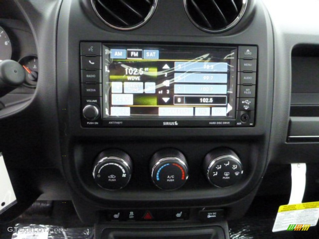 2013 Patriot Oscar Mike Freedom Edition 4x4 - Bright White / Freedom Edition Black/Silver photo #19