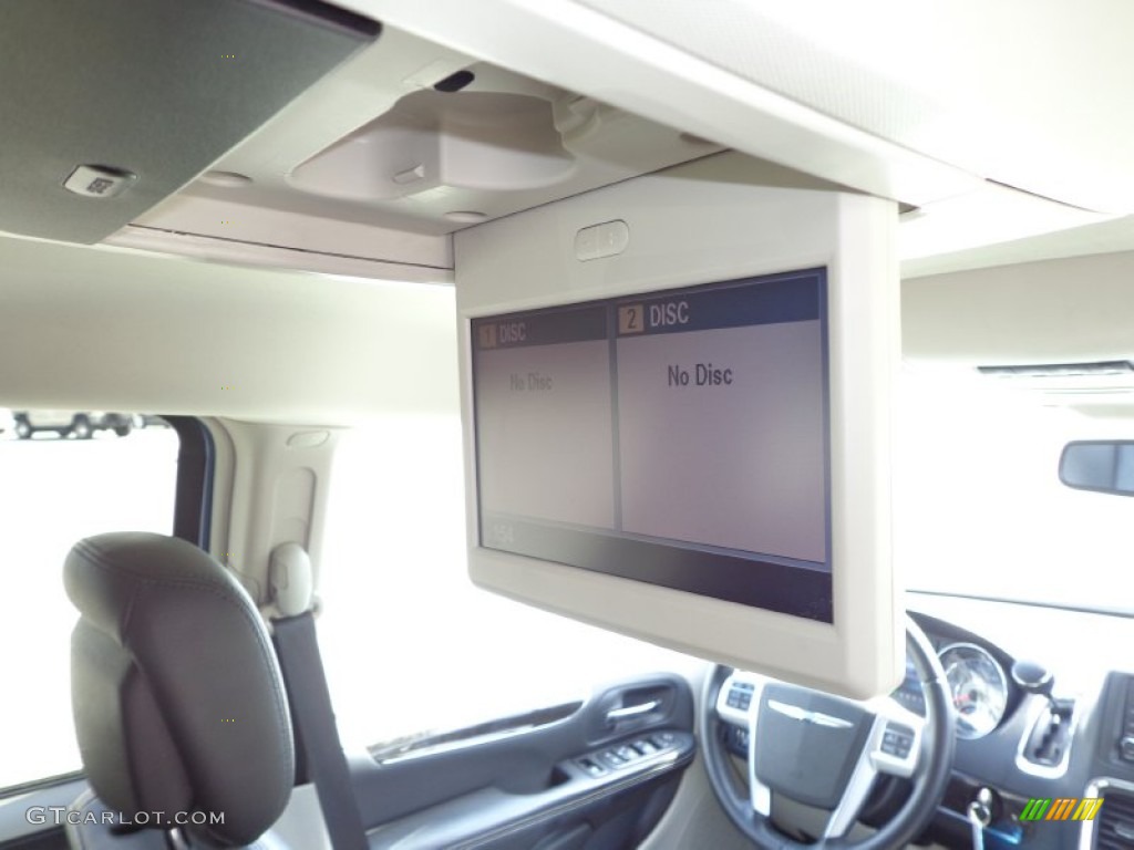2012 Chrysler Town & Country Touring Entertainment System Photo #77626088
