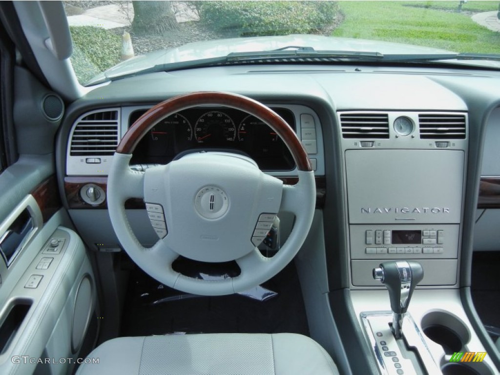 2006 Navigator Luxury 4x4 - Silver Birch Metallic / Dove Grey photo #23