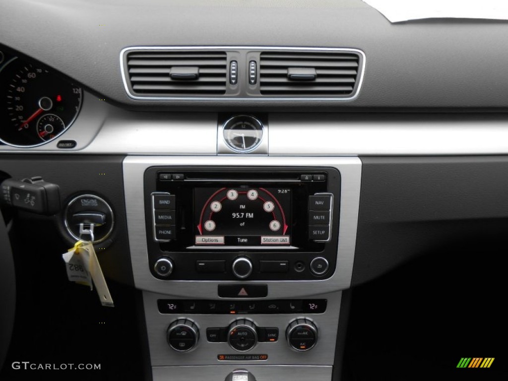 2013 Volkswagen CC R-Line Controls Photo #77641908