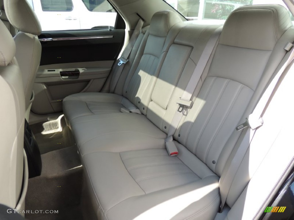 2007 Chrysler 300 C HEMI Rear Seat Photo #77659887