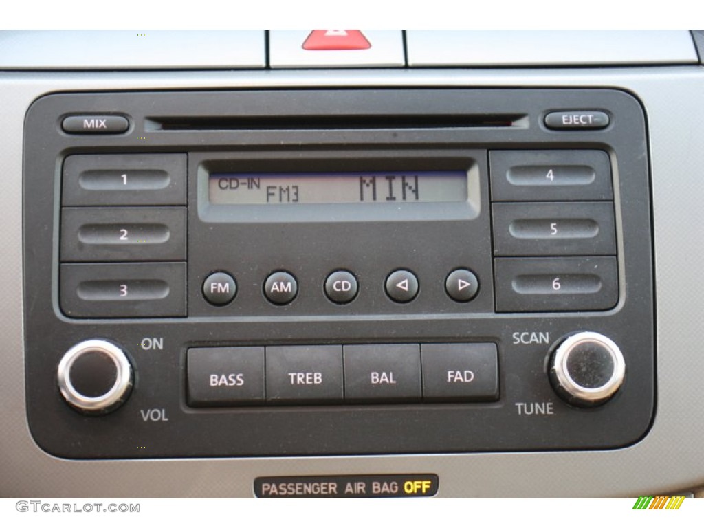 2006 Volkswagen Passat 2.0T Sedan Audio System Photo #77681124