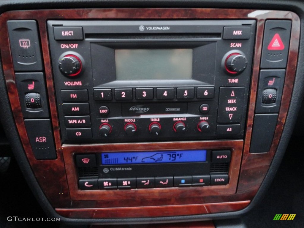 2003 Volkswagen Passat GLX Sedan Controls Photo #77687373