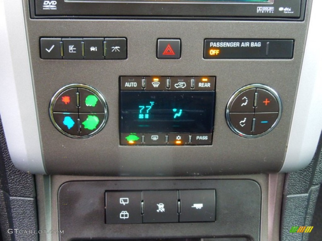 2010 Chevrolet Traverse LT Controls Photo #77696601