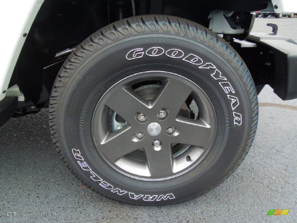 2013 Wrangler Unlimited Oscar Mike Freedom Edition 4x4 - Bright White / Freedom Edition Black/Silver photo #23