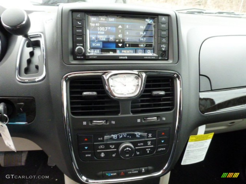 2013 Town & Country Touring - L - Crystal Blue Pearl / Black/Light Graystone photo #19