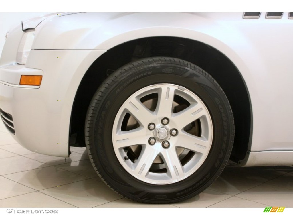 2006 Chrysler 300 Standard 300 Model Wheel Photo #77705954