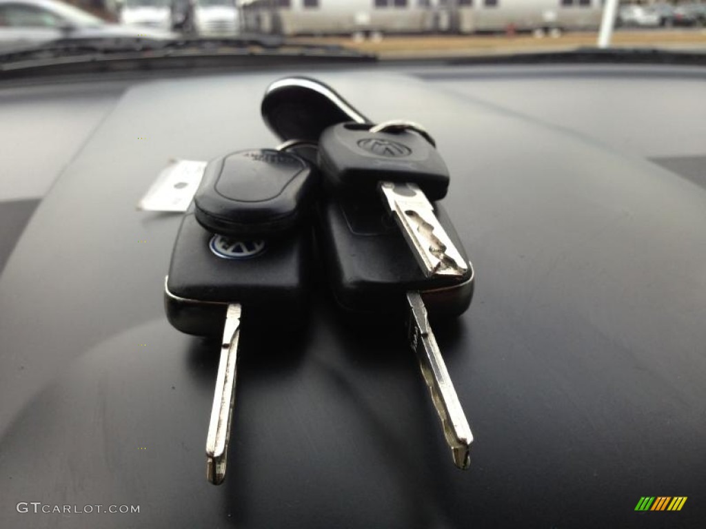 2004 Volkswagen New Beetle GLS Convertible Keys Photos