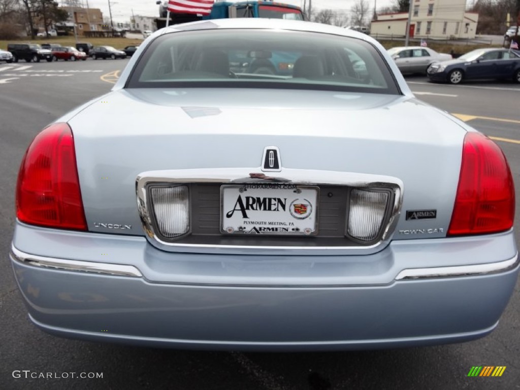 2007 Town Car Signature Limited - Light Ice Blue Metallic / Medium Light Stone photo #7