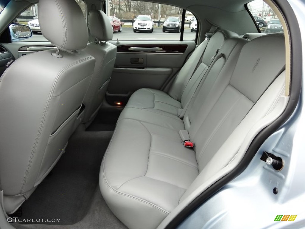 2007 Lincoln Town Car Signature Limited Rear Seat Photo #77714187