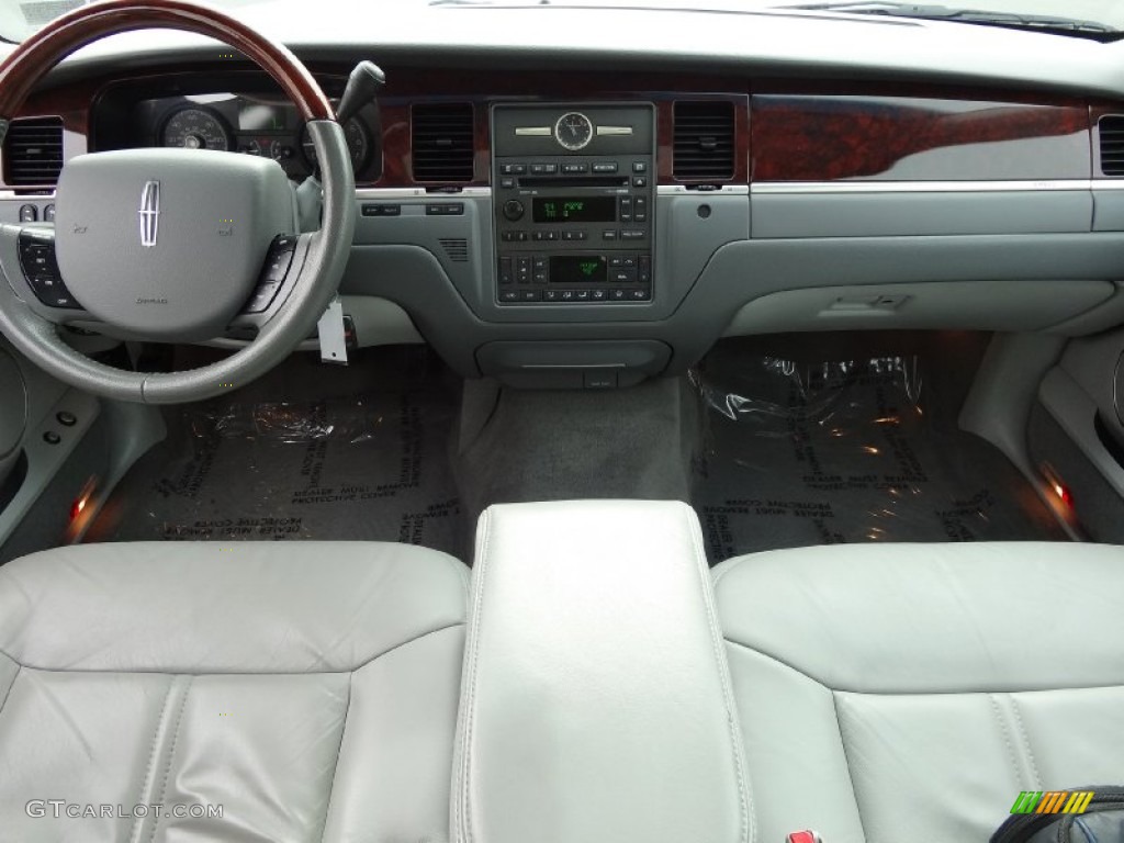 2007 Lincoln Town Car Signature Limited Medium Light Stone Dashboard Photo #77714208