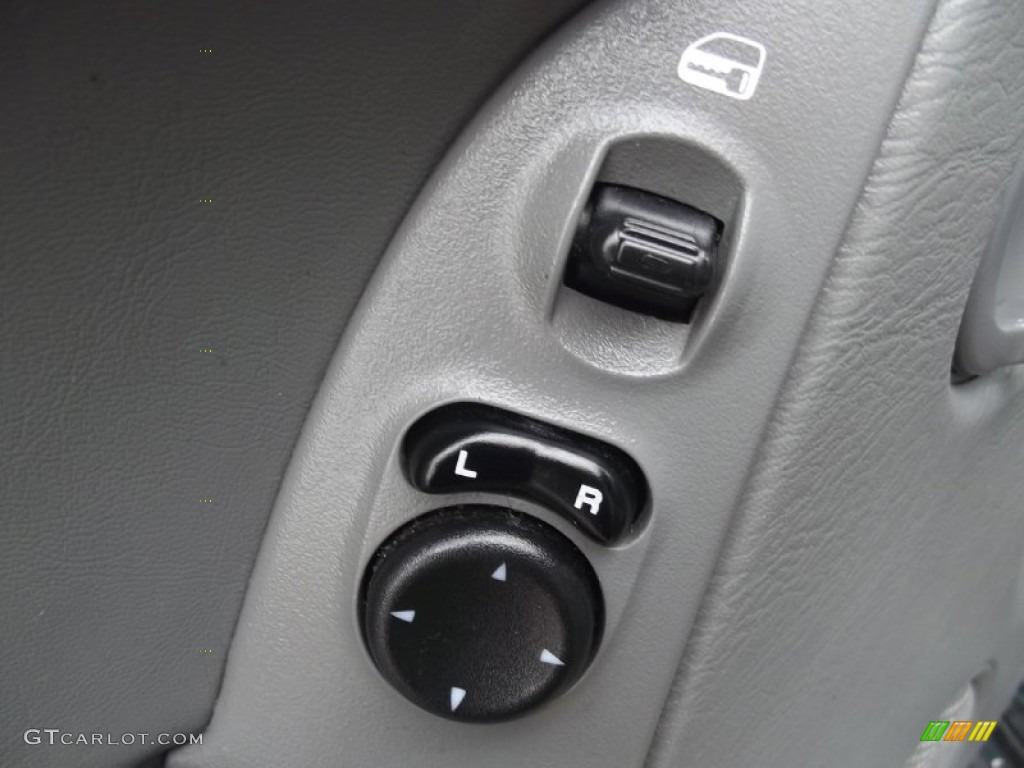 2005 Jeep Liberty Sport 4x4 Controls Photo #77718049