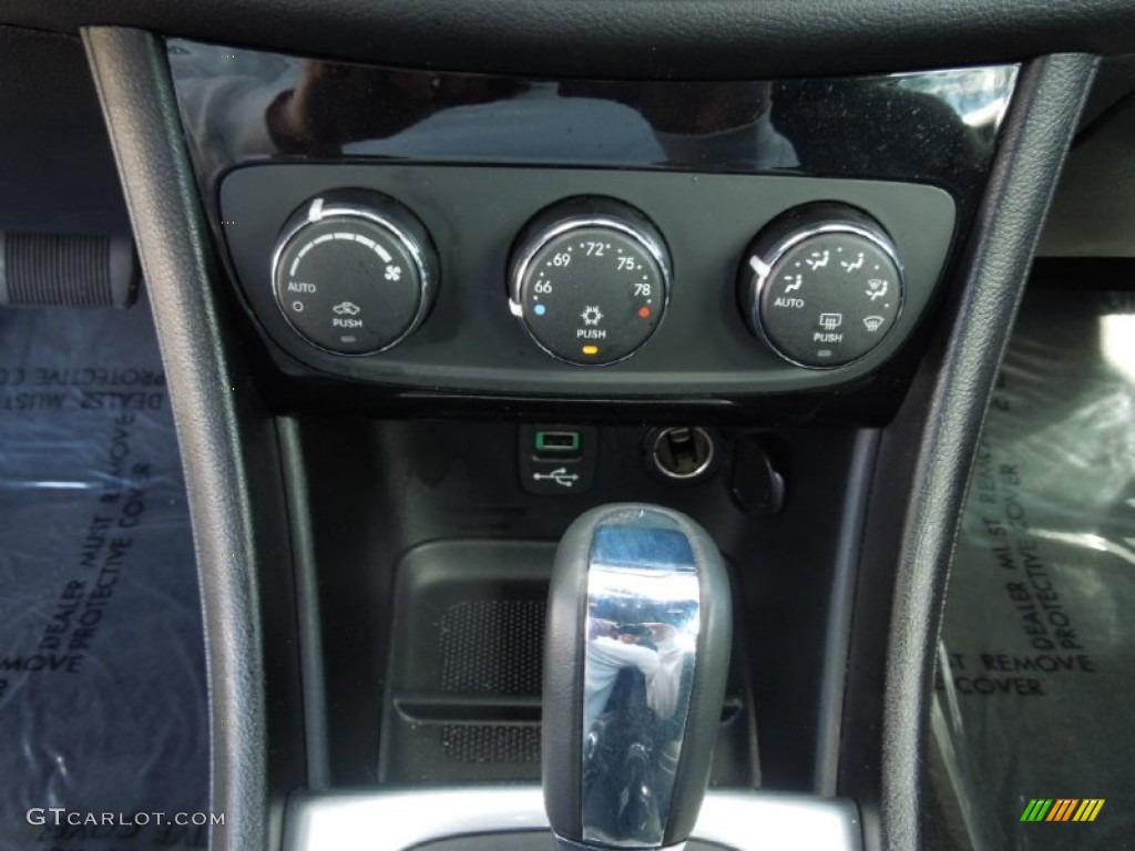 2011 Chrysler 200 S Controls Photos