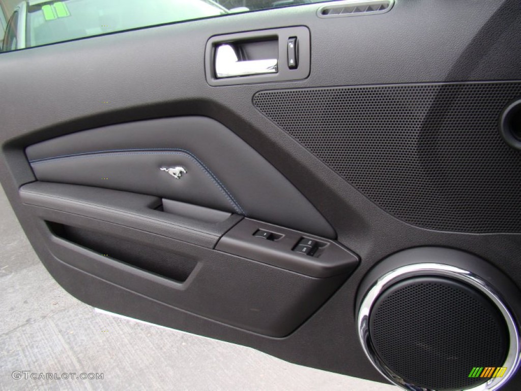 2013 Ford Mustang GT Premium Convertible Charcoal Black/Grabber Blue Accent Door Panel Photo #77738337