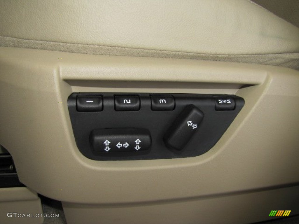 2010 Land Rover LR2 HSE Controls Photo #77741424
