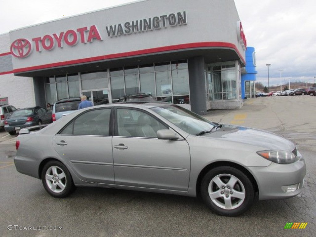 2005 Camry SE - Mineral Green Opalescent / Taupe photo #2