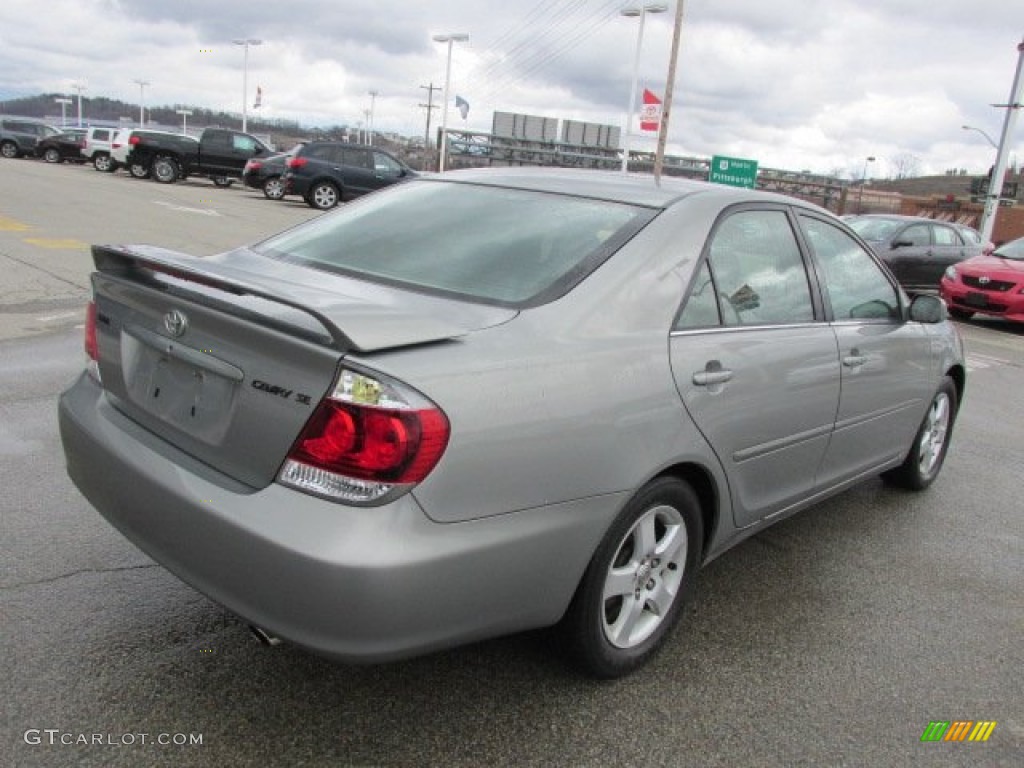 2005 Camry SE - Mineral Green Opalescent / Taupe photo #10