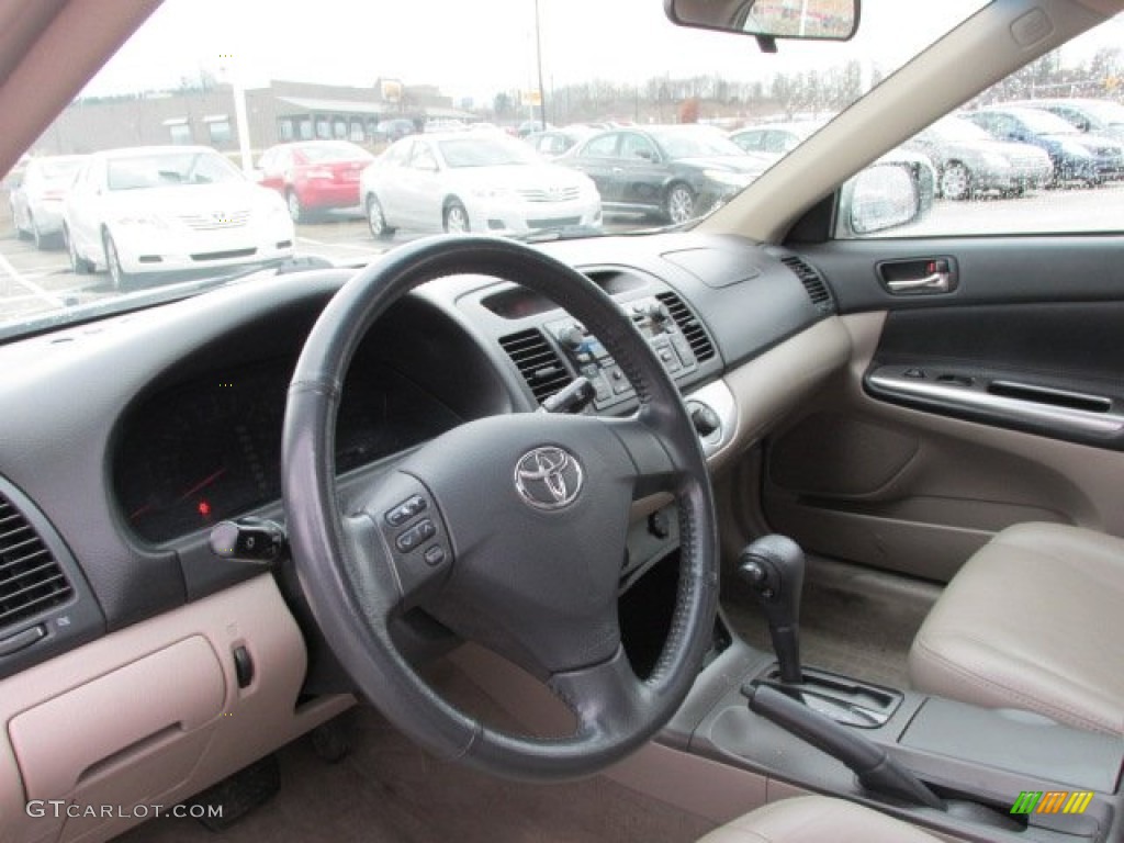 2005 Toyota Camry SE Taupe Dashboard Photo #77743986