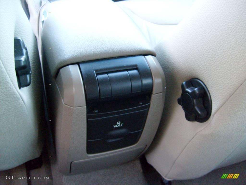 2007 V70 2.5T - Willow Green Metallic / Taupe/Light Taupe photo #24