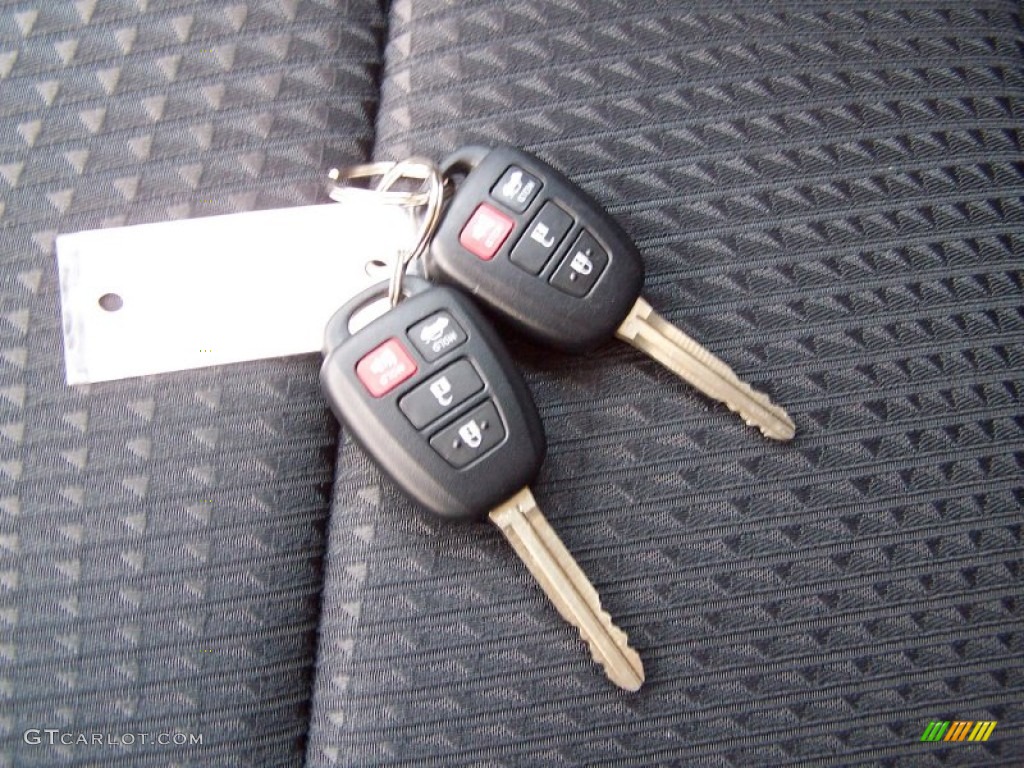 2012 Toyota Camry SE Keys Photos