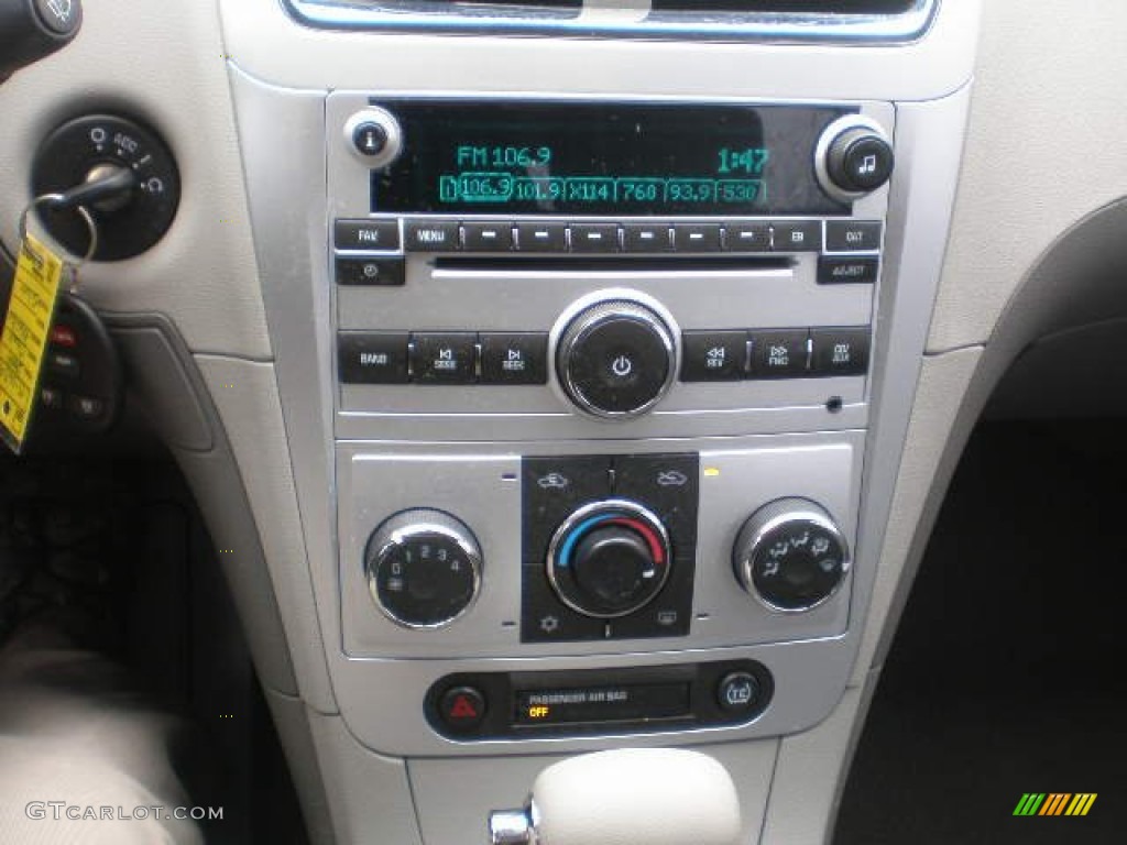 2009 Chevrolet Malibu LS Sedan Controls Photo #77767298