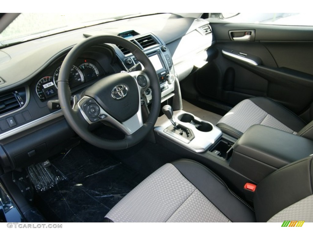 Black/Ash Interior 2013 Toyota Camry SE V6 Photo #77778173