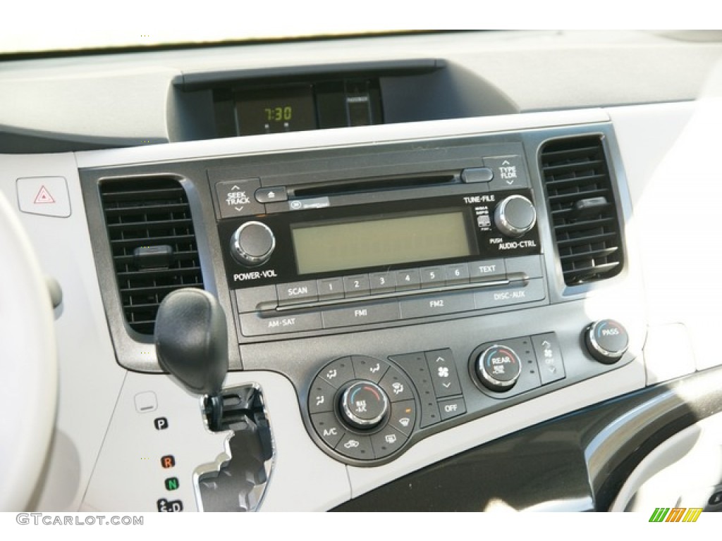 2013 Toyota Sienna V6 Controls Photo #77780799