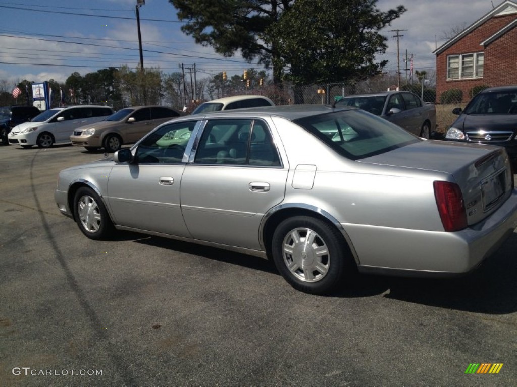 Light Platinum 2005 Cadillac DeVille Sedan Exterior Photo #77782957
