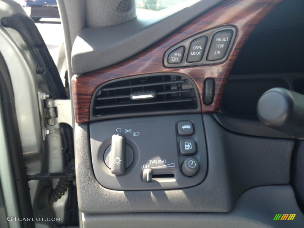 2005 DeVille Sedan - Light Platinum / Dark Gray photo #27