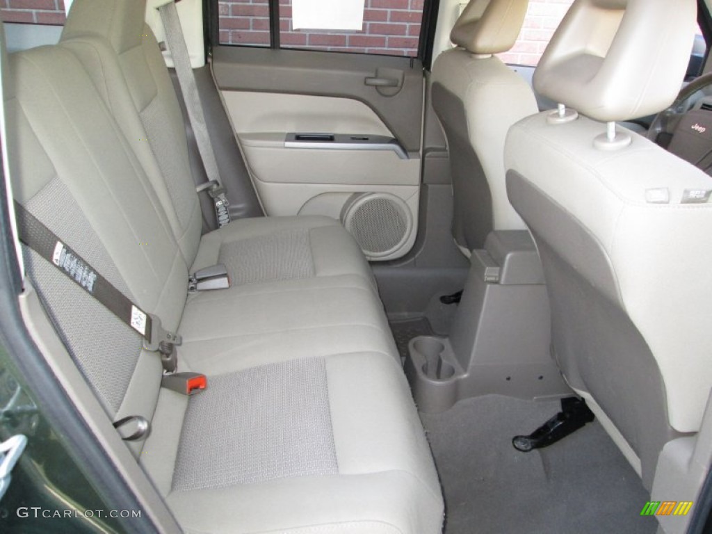 2007 Patriot Sport 4x4 - Jeep Green Metallic / Pastel Pebble Beige photo #18