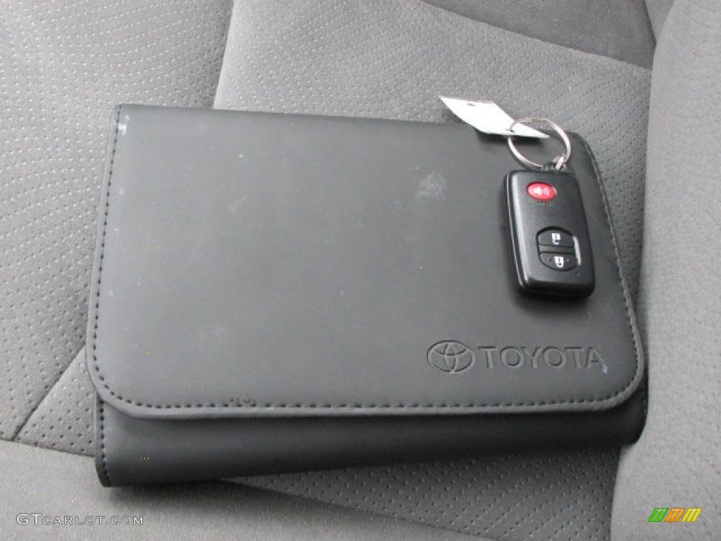 2011 Toyota Prius Hybrid II Keys Photos