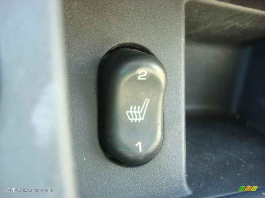 2003 VUE V6 AWD - White / Light Tan photo #23