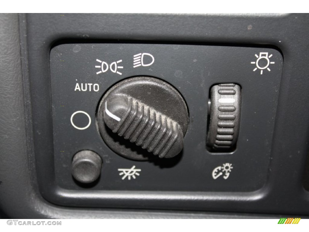 2004 Chevrolet Silverado 1500 LS Extended Cab Controls Photo #77793534