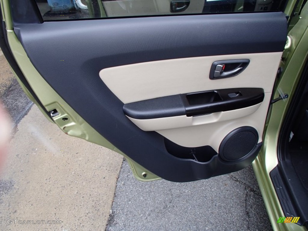 2010 Kia Soul ! Sand/Black Houndstooth Cloth Door Panel Photo #77797949